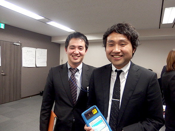 TruScan RMを利用されているサンノーバ株式会社 品質管理部 須藤 明生様(写真右)